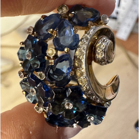 1949 Alfred Philippe for Trifari faux sapphire fruit salad clip brooch.Pristine - Picture 3 of 7